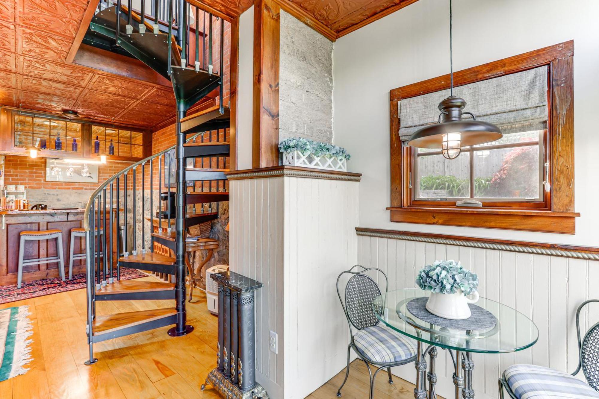 Downtown Essex Apartment - Steps To River! Exterior photo