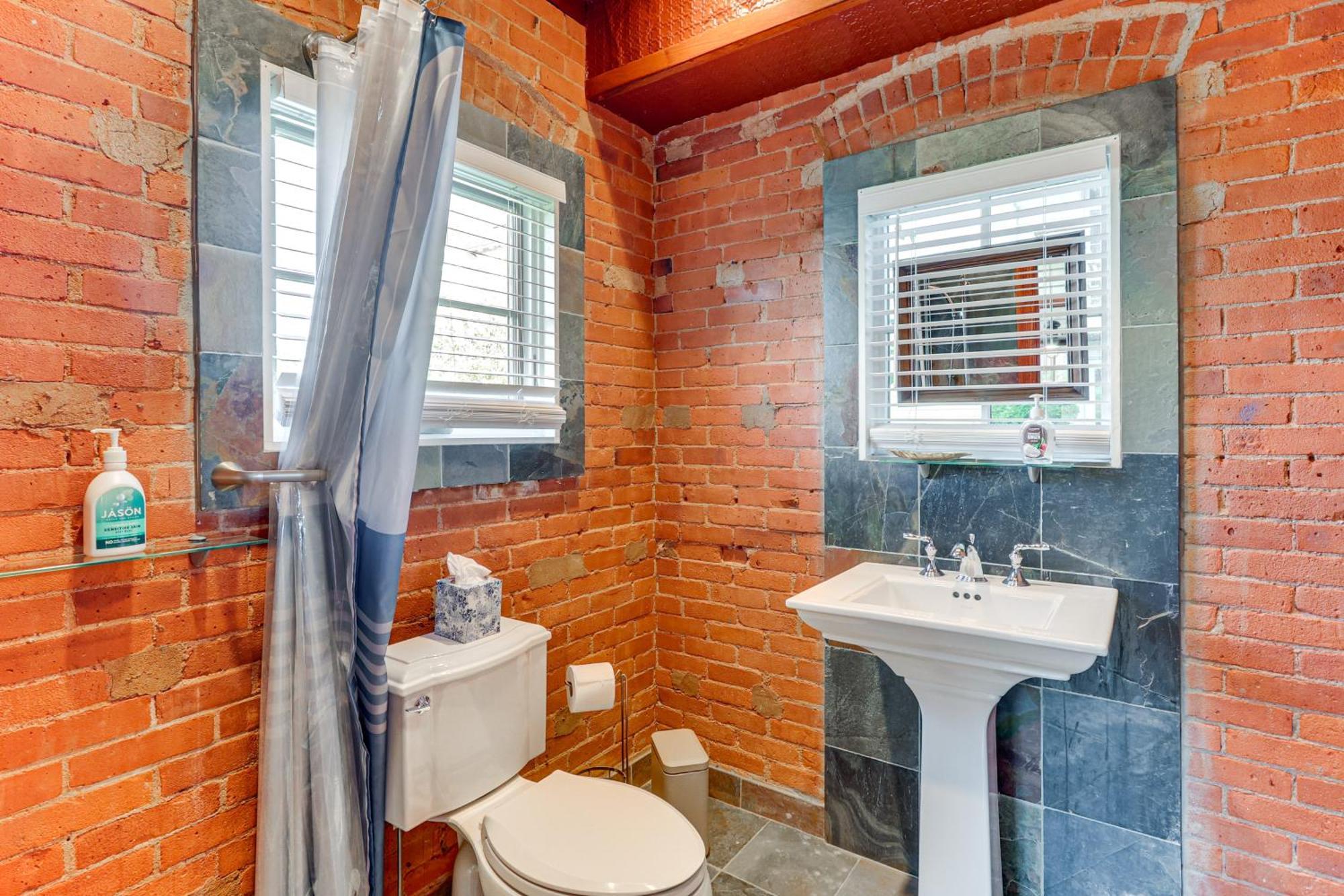Downtown Essex Apartment - Steps To River! Exterior photo