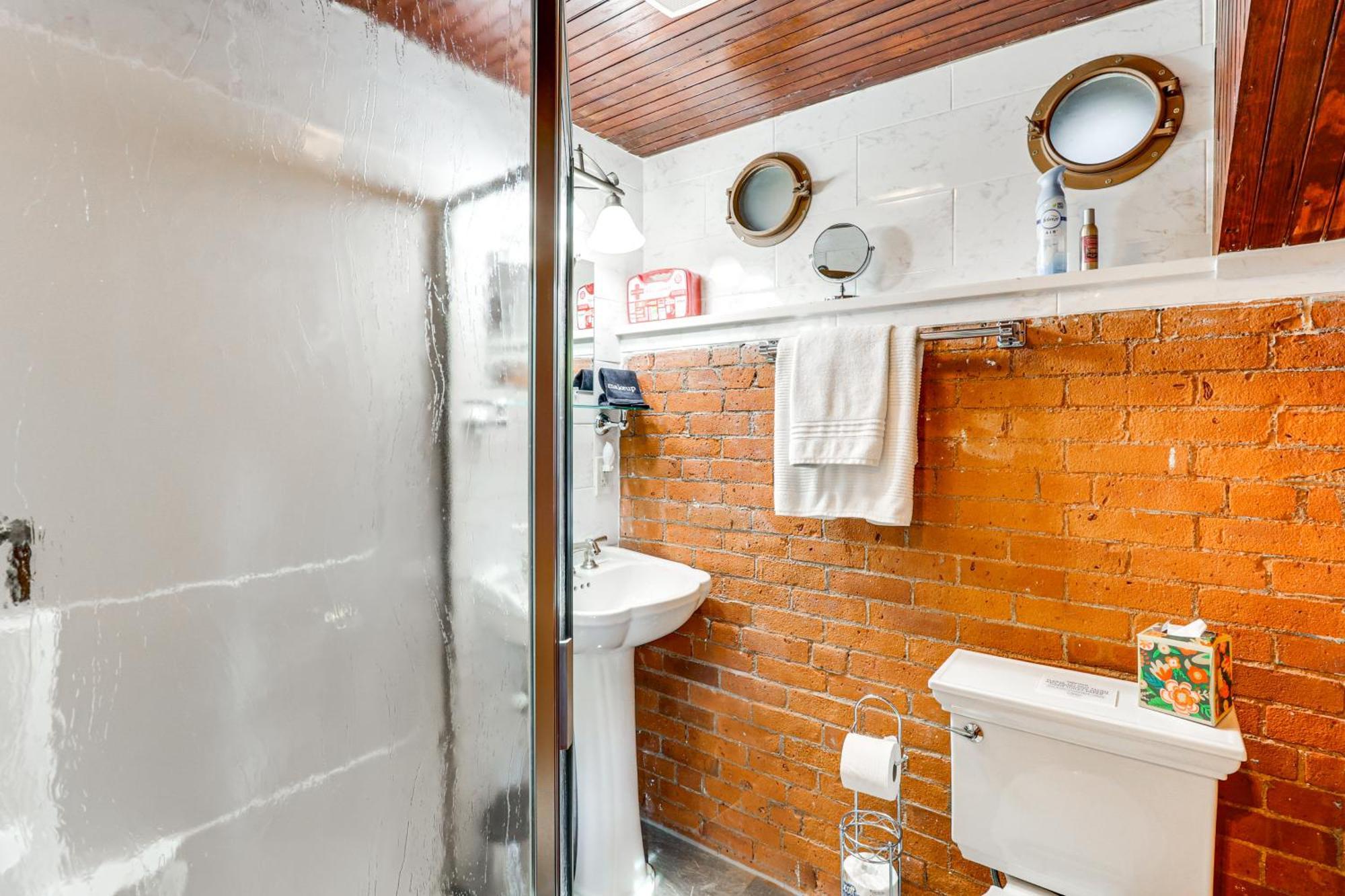 Downtown Essex Apartment - Steps To River! Exterior photo