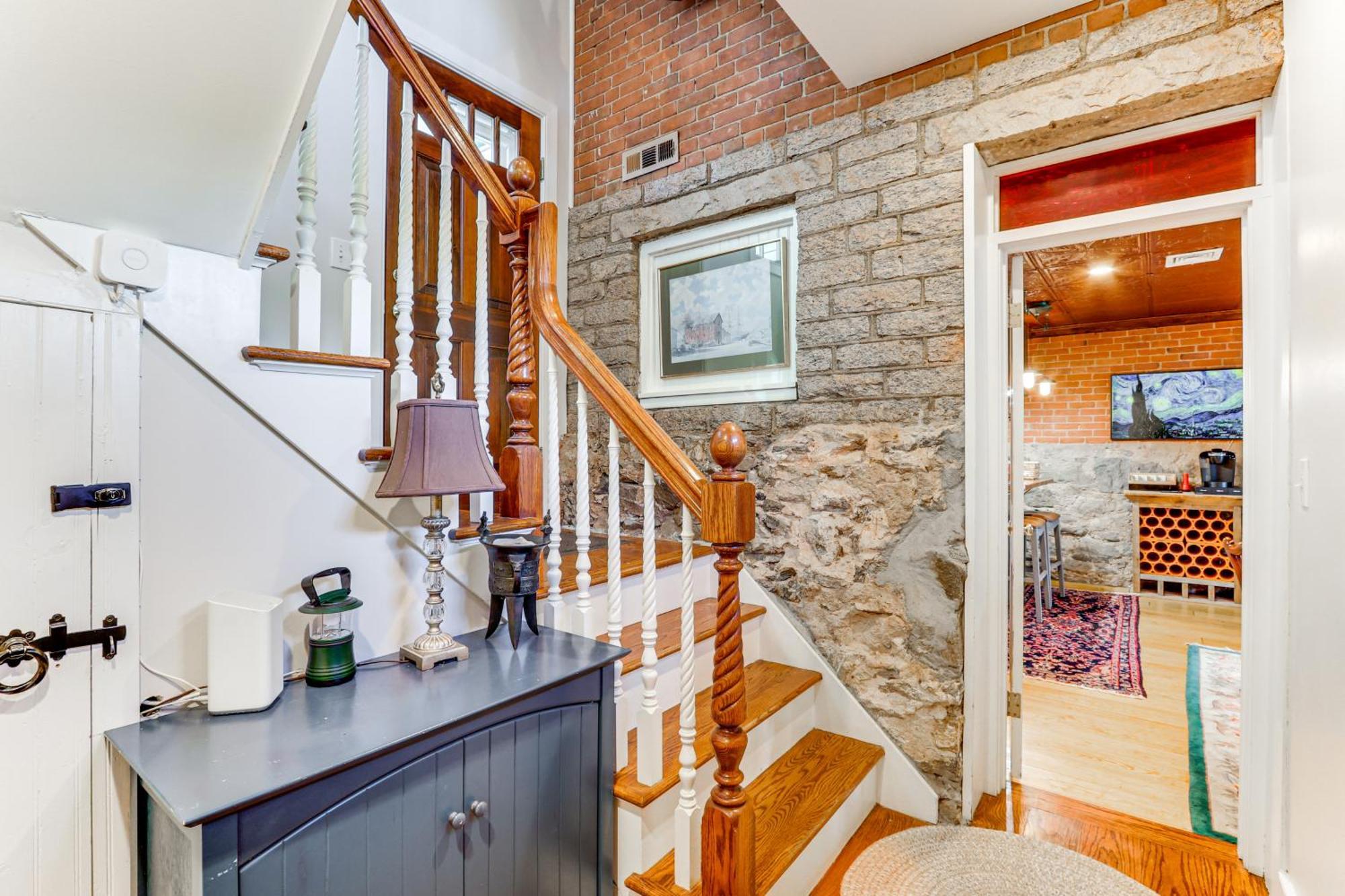 Downtown Essex Apartment - Steps To River! Exterior photo