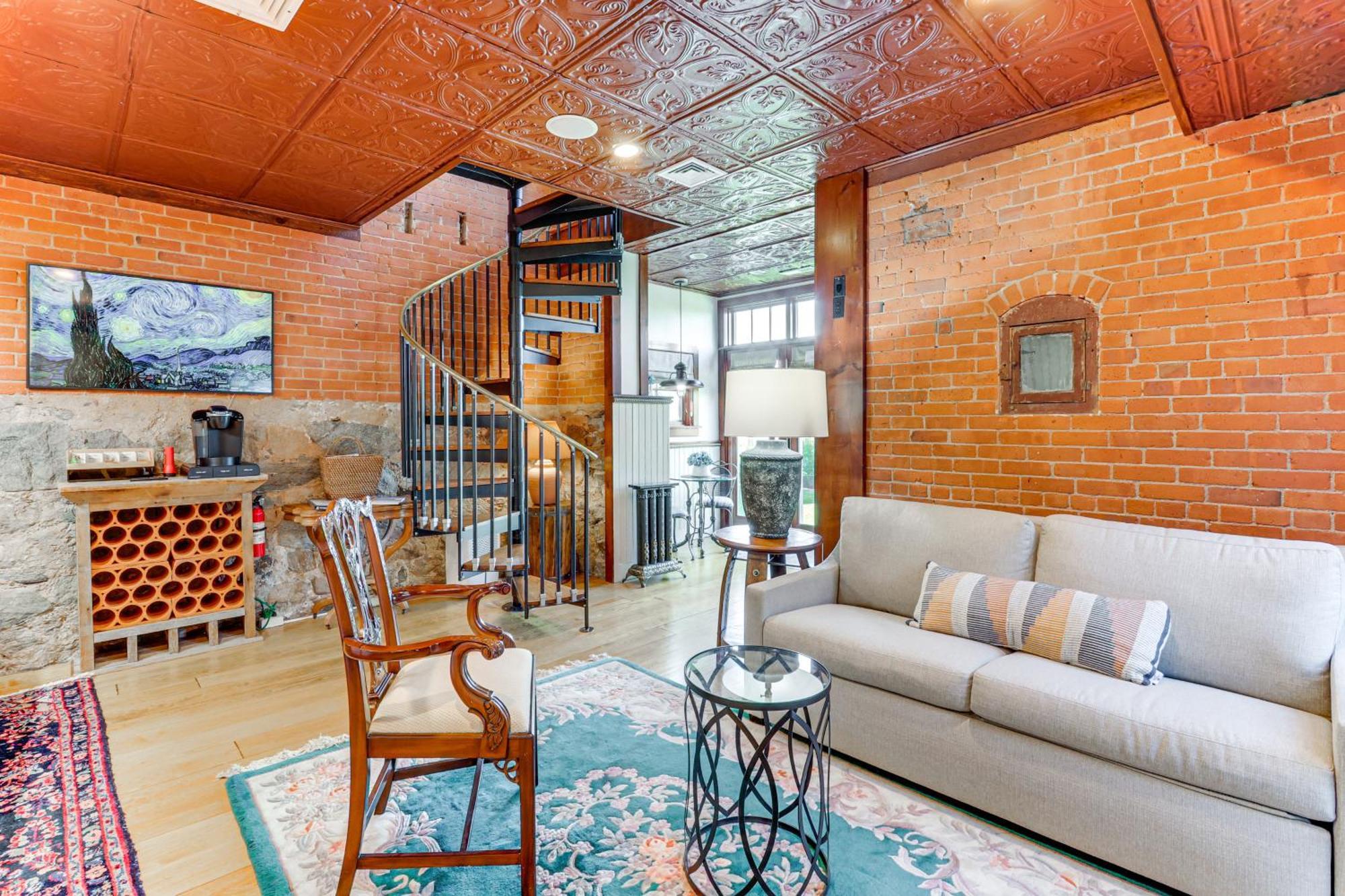 Downtown Essex Apartment - Steps To River! Exterior photo